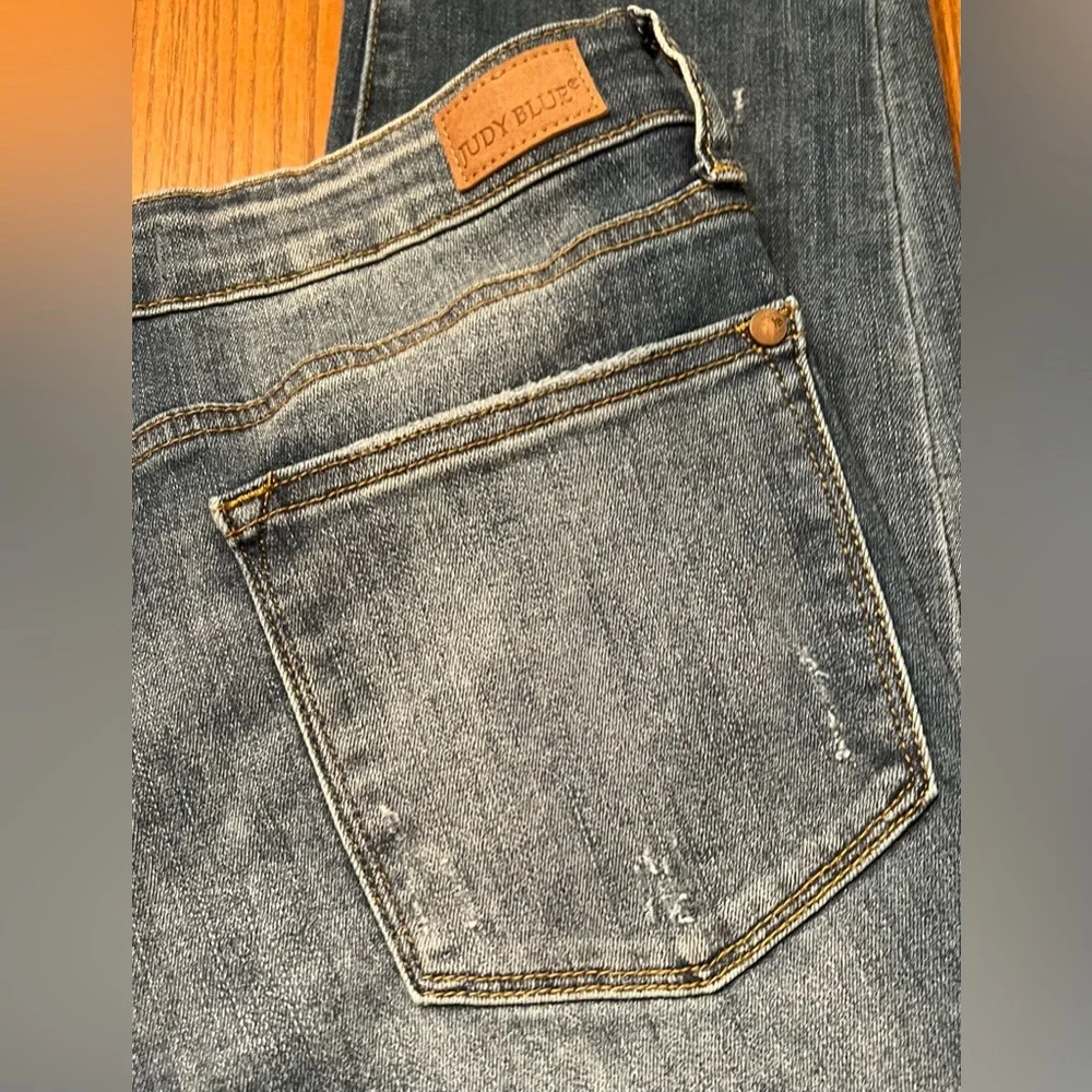 Judy Blue Mid Rise Relaxed Fit Distressed Cropped Blue Denim‎ Jeans Size 30